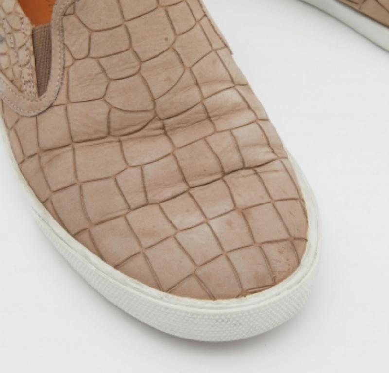 Jimmy Choo Taupe Croc Embossed Leather Slip on Sneakers Taglia 36.5 In condizioni discrete in vendita a Dubai, Al Qouz 2