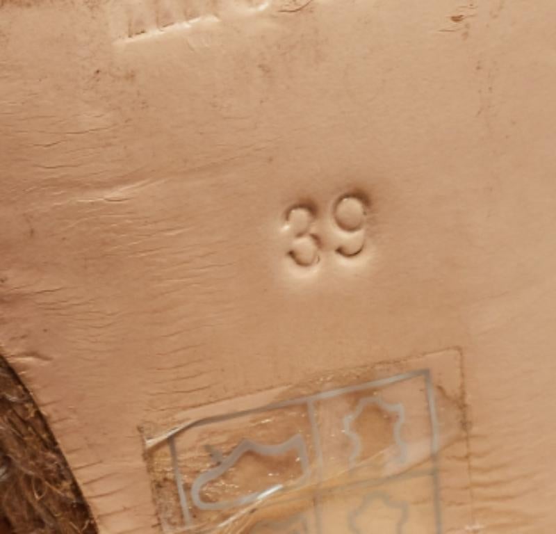 Diese Sandalen verkörpern die perfekte Mischung aus kantigem und zeitlosem Stil. Diese aus hochwertigen MATERIALEN gefertigten Schuhe bieten Ihnen die perfekte Höhe für einen raffinierten Look