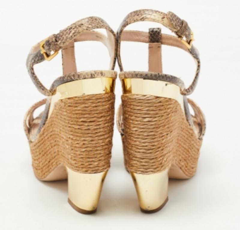 Miu Miu Braun/Beige Python geprägte Leder Riemchensandalen Größe 39 Damen im Angebot