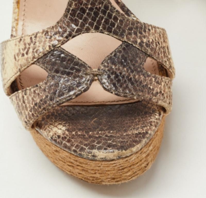 Miu Miu Braun/Beige Python geprägte Leder Riemchensandalen Größe 39 im Angebot 1