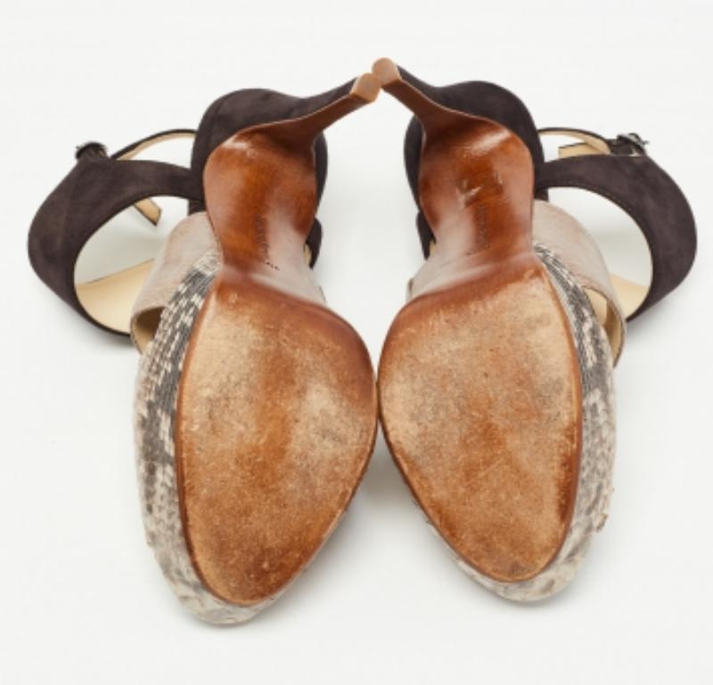 These sandals will frame your feet in an elegant manner. Crafted from quality materials, they display a classy design and comfortable insoles.