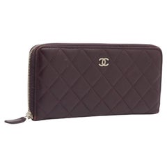Chanel Portefeuille CC zippé en cuir matelassé violet