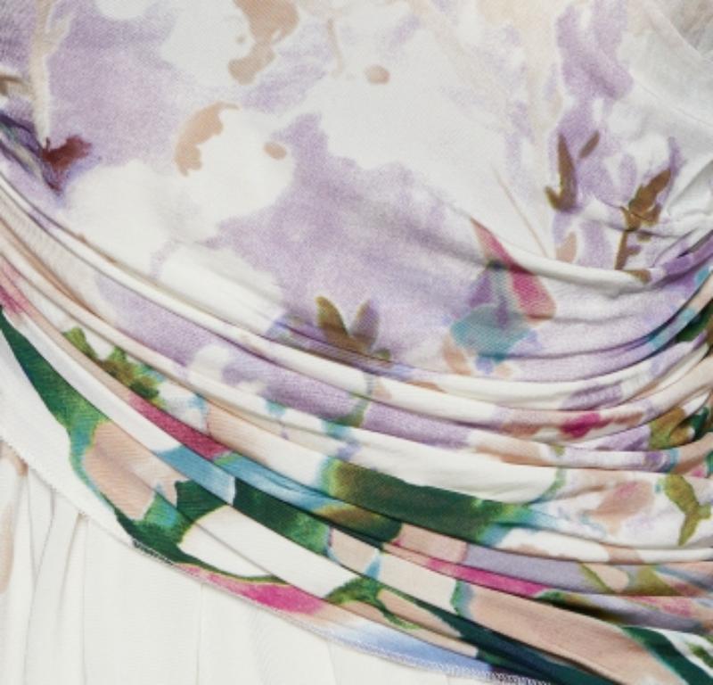 La cura sartoriale, i materiali di qualità e i tagli eleganti fanno di questo top firmato un pezzo da conservare! Il design è classico e facile da abbinare.