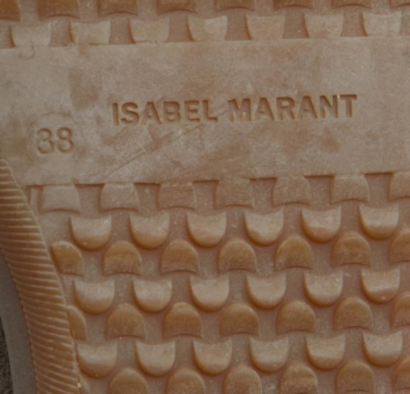 Goditi le giornate alla moda con questi stivali eleganti. Moderni nel design e nella manifattura, sono realizzati per mantenervi comodi e chic!