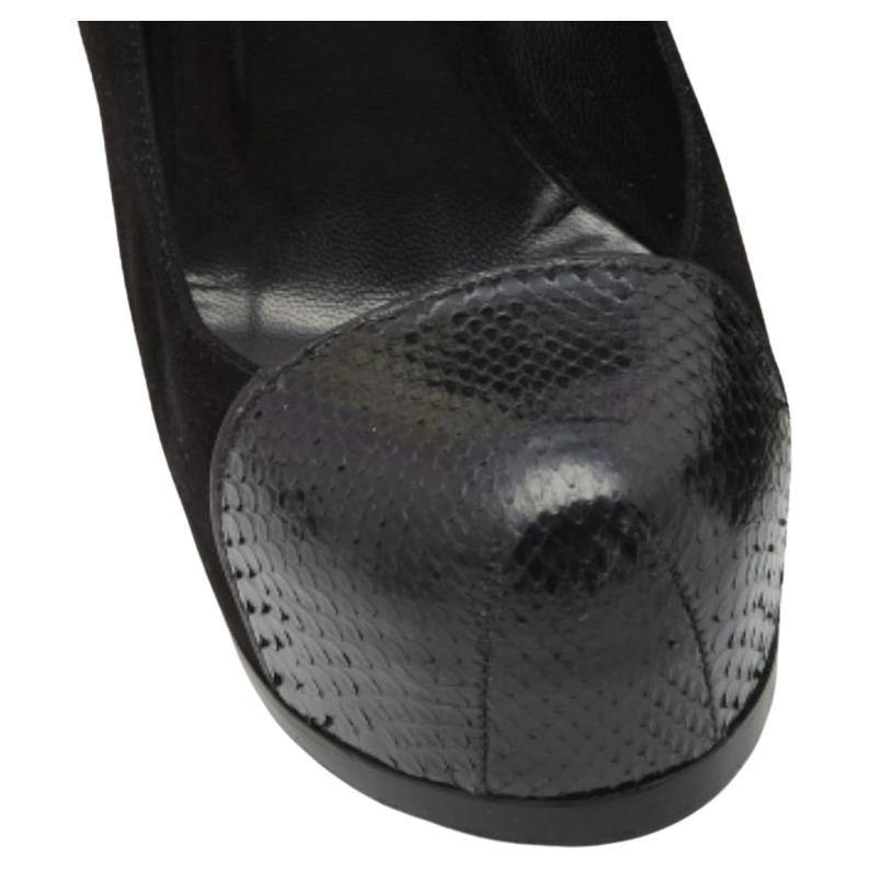 Affichez un style élégant avec cette paire d'escarpins. Ces escarpins de créateur sont fabriqués à partir de matériaux de qualité. Elles sont montées sur des semelles durables et des talons hauts.