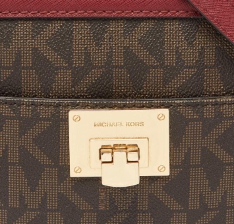 Ce fourre-tout MK, qui trouve un bel équilibre entre essentialité et opulence, répond à toutes vos exigences en matière de sac à main. Il est doté de caractéristiques pratiques qui facilitent la vie tout au long de la journée.