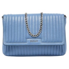 Bolso de hombro con solapa Gansevoort pequeño de piel acolchada a rayas azules de DKNY