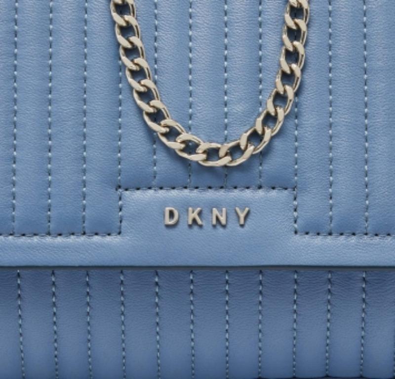 Blu DKNY Borsa a tracolla piccola Gansevoort con patta in pelle trapuntata blu gessato in vendita