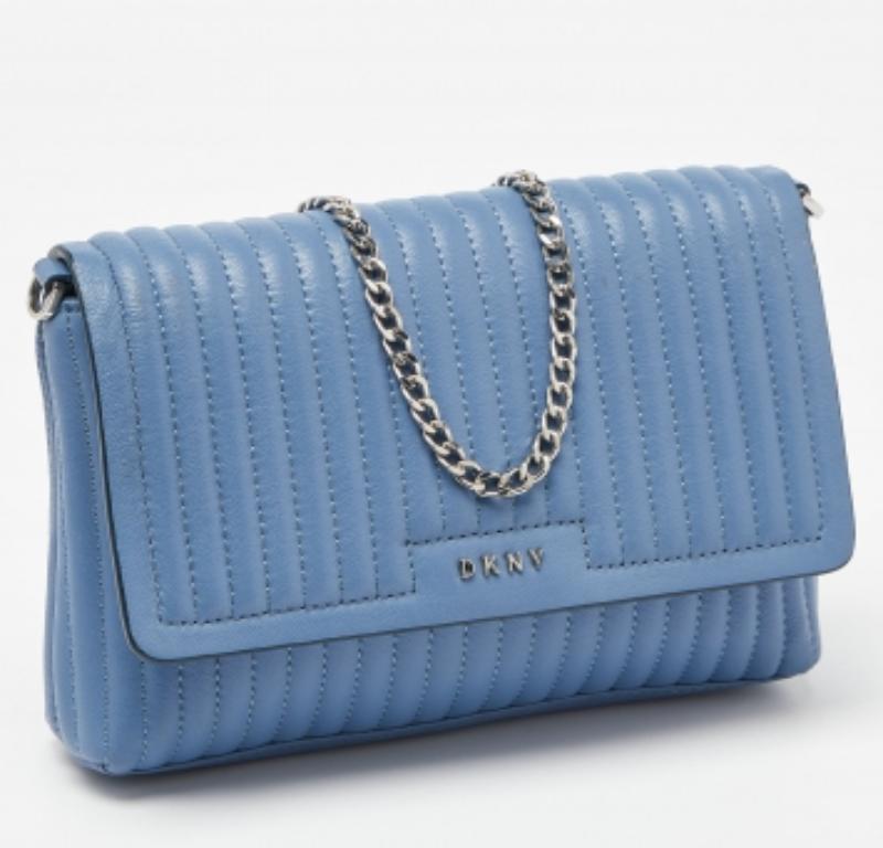 DKNY Borsa a tracolla piccola Gansevoort con patta in pelle trapuntata blu gessato In condizioni buone in vendita a Dubai, Al Qouz 2