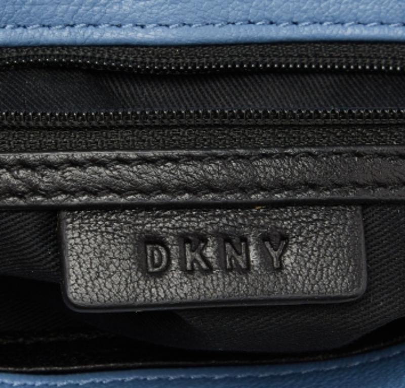 DKNY Borsa a tracolla piccola Gansevoort con patta in pelle trapuntata blu gessato in vendita 1