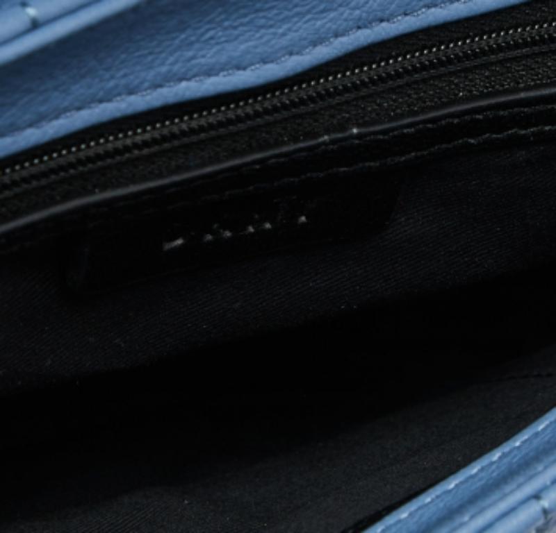 DKNY Borsa a tracolla piccola Gansevoort con patta in pelle trapuntata blu gessato in vendita 2