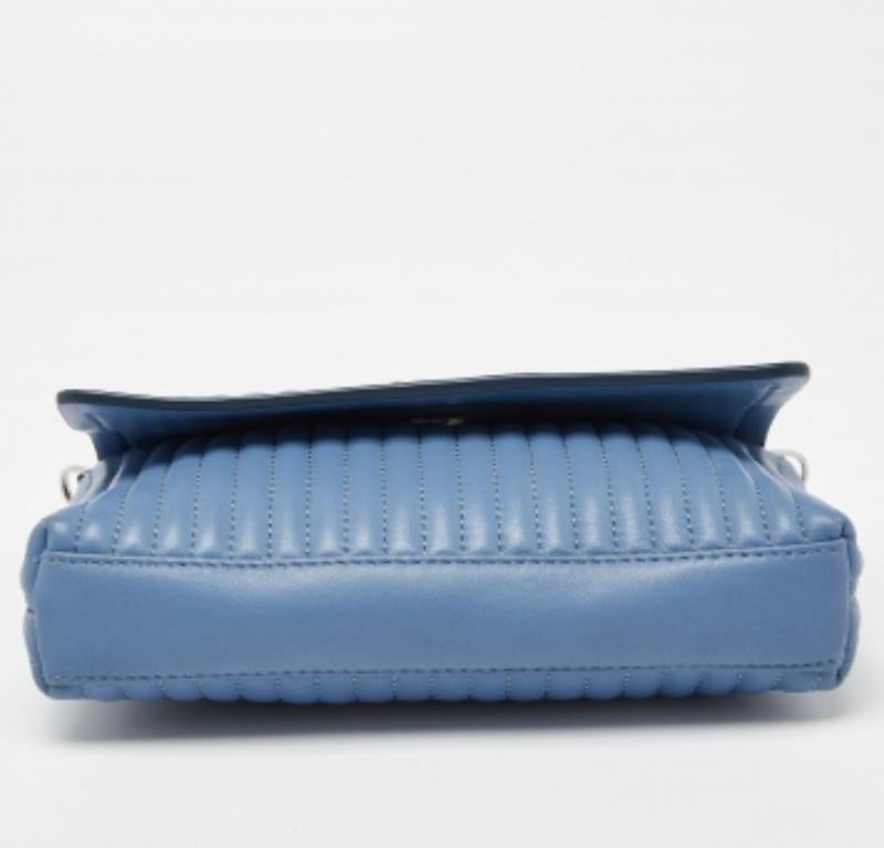 DKNY Borsa a tracolla piccola Gansevoort con patta in pelle trapuntata blu gessato in vendita 3