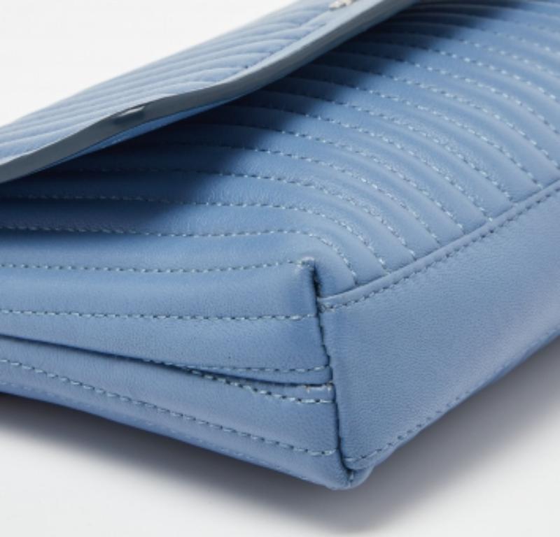 DKNY Borsa a tracolla piccola Gansevoort con patta in pelle trapuntata blu gessato in vendita 4