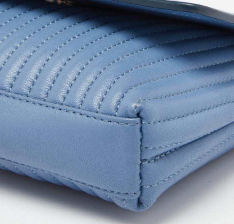 DKNY Borsa a tracolla piccola Gansevoort con patta in pelle trapuntata blu gessato in vendita 5