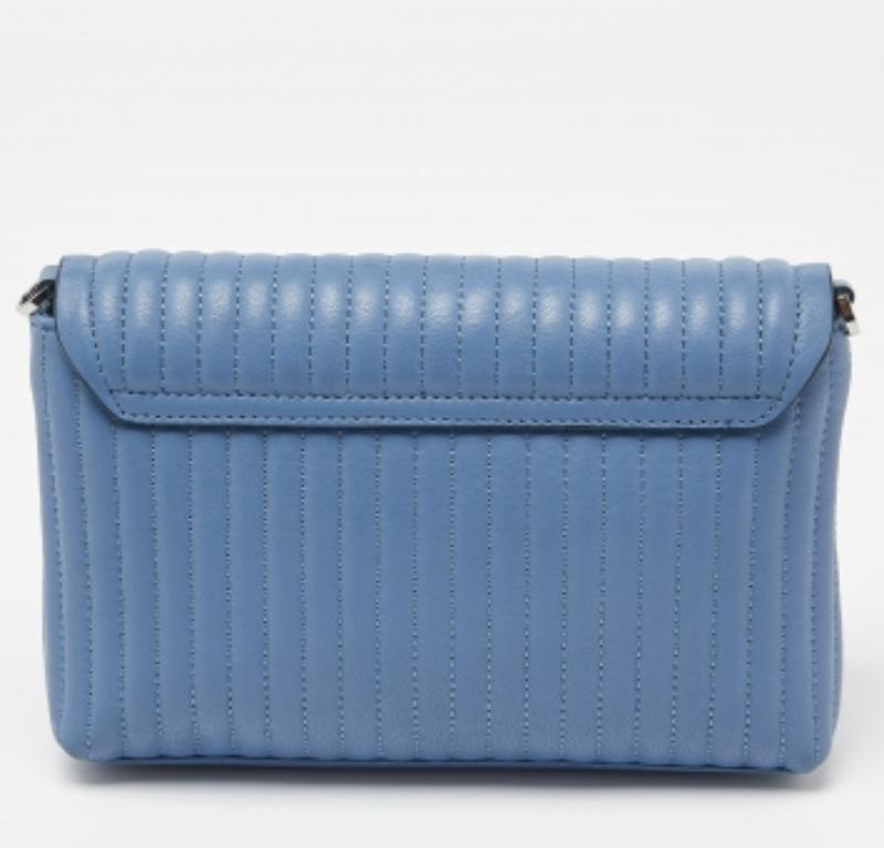 DKNY Borsa a tracolla piccola Gansevoort con patta in pelle trapuntata blu gessato in vendita 6