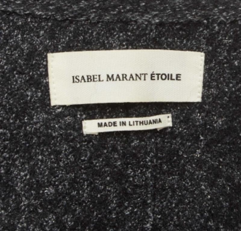 Les hivers et les cardigans vont de pair. Confectionné dans des tissus de qualité, ce joli cardigan présente une teinte attrayante, une longueur de manche flatteuse et une coupe confortable.