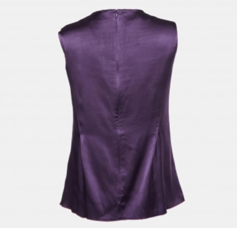Questo top griffato offre stile e comfort. Realizzata con i migliori tessuti, la creazione è stata curata nei minimi dettagli. Abbinalo a un paio di jeans e a delle scarpe basse.