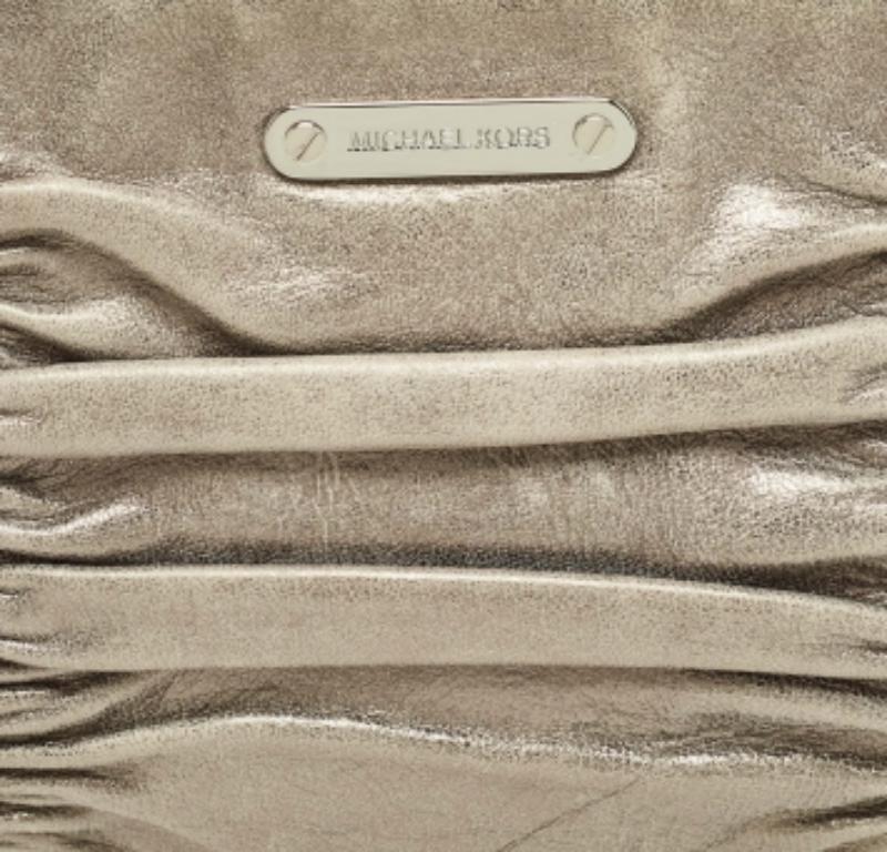 Pochette froncée en cuir métallisé Webster de MICHAEL Michael Kors en vente 1