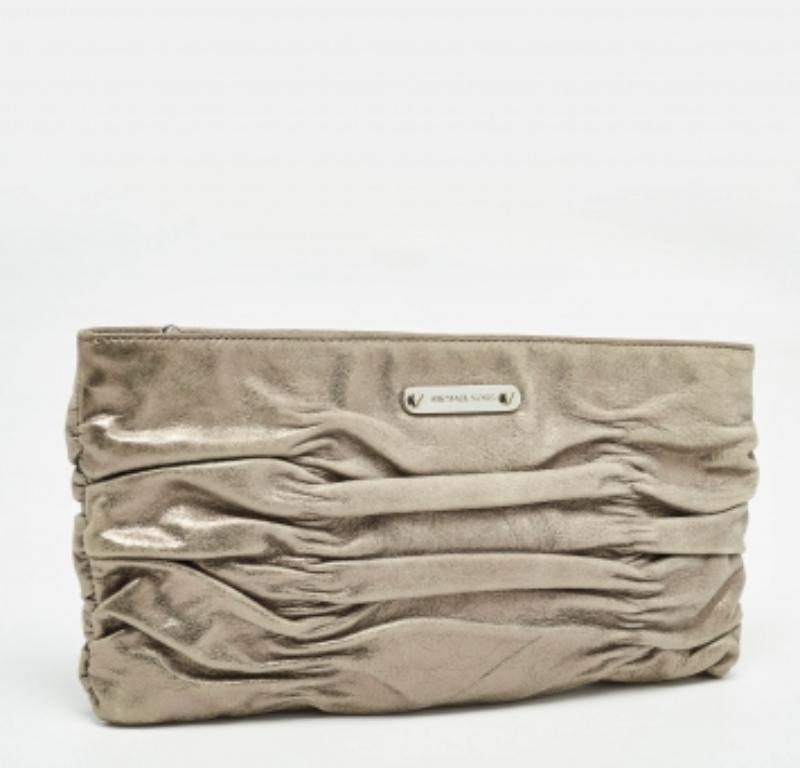 Pochette froncée en cuir métallisé Webster de MICHAEL Michael Kors en vente 2