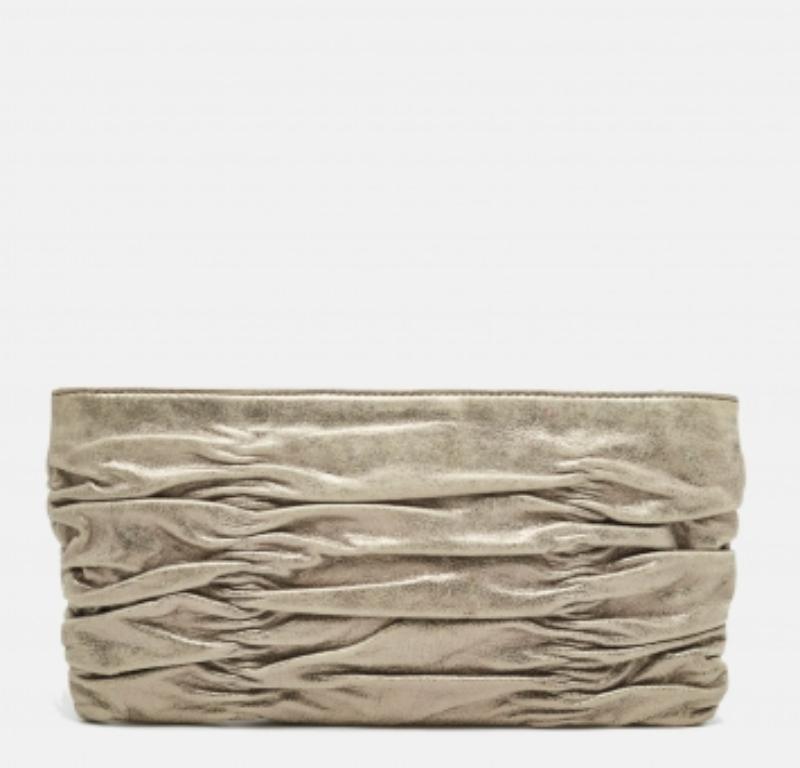 Pochette froncée en cuir métallisé Webster de MICHAEL Michael Kors en vente 3