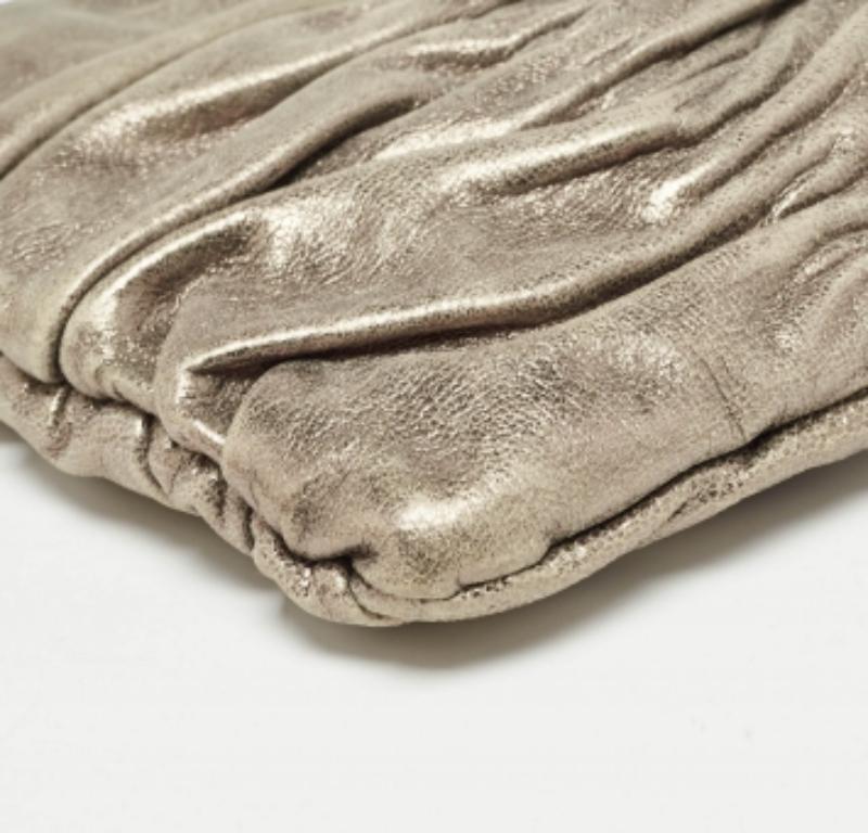 Pochette froncée en cuir métallisé Webster de MICHAEL Michael Kors en vente 5