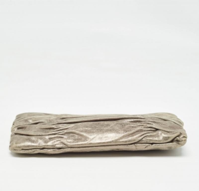 Pochette froncée en cuir métallisé Webster de MICHAEL Michael Kors en vente 4