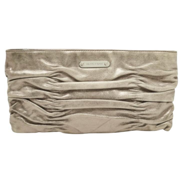 Pochette froncée en cuir métallisé Webster de MICHAEL Michael Kors en vente