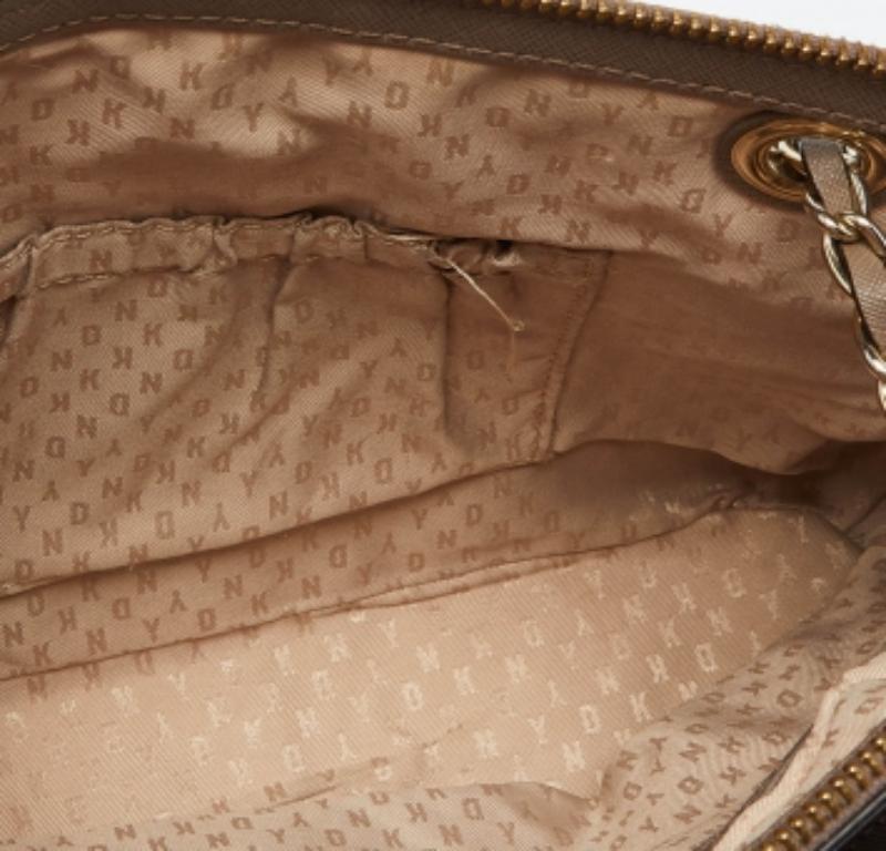 Beige DKNY Borsa a tracolla Bryant Dome in pelle beige in vendita