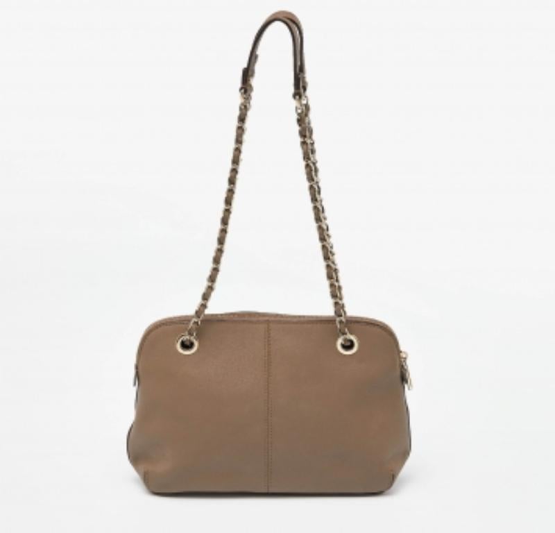 DKNY Borsa a tracolla Bryant Dome in pelle beige In condizioni discrete in vendita a Dubai, Al Qouz 2