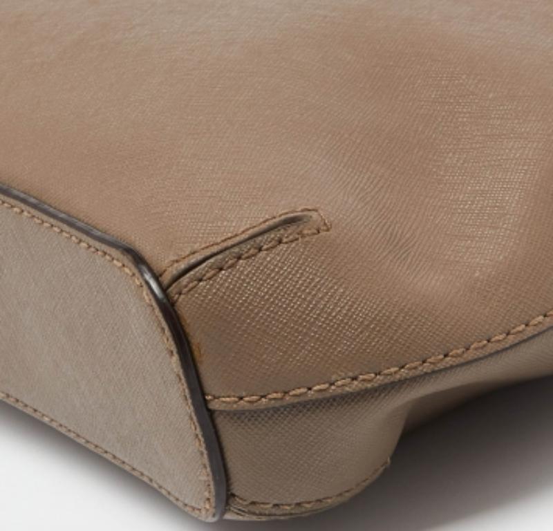 DKNY Borsa a tracolla Bryant Dome in pelle beige in vendita 1