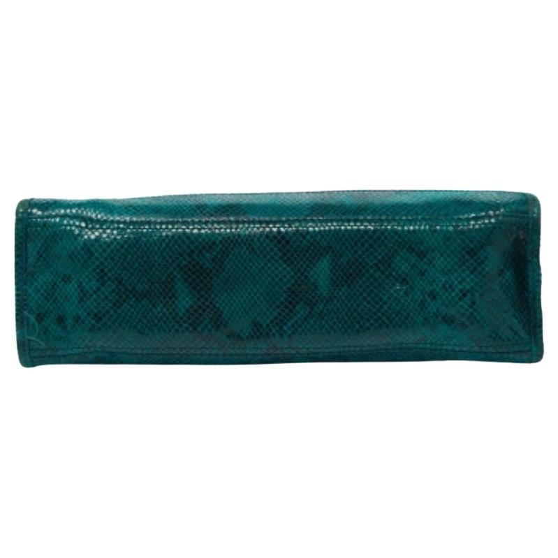 Eleva il tuo stile con questa borsa firmata. Unendo forma e funzione, questo squisito accessorio incarna la raffinatezza, assicurandoti di distinguerti con eleganza e praticità al tuo fianco.