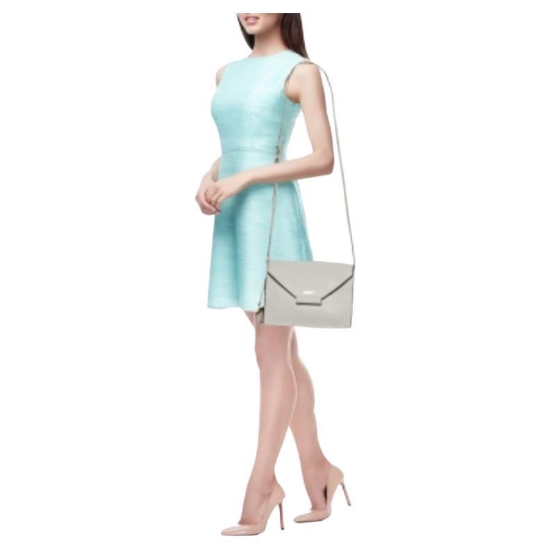 Esprimi il tuo stile personale con questa borsa crossbody di alta gamma. Realizzato con materiali di qualità, è stato arricchito con dettagli raffinati ed è perfettamente rifinito. L'abitacolo è ben spazioso.