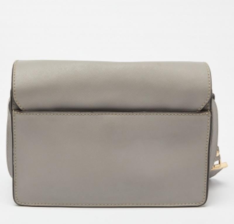 Grigio DKNY Borsa a tracolla con patta in pelle grigia in vendita