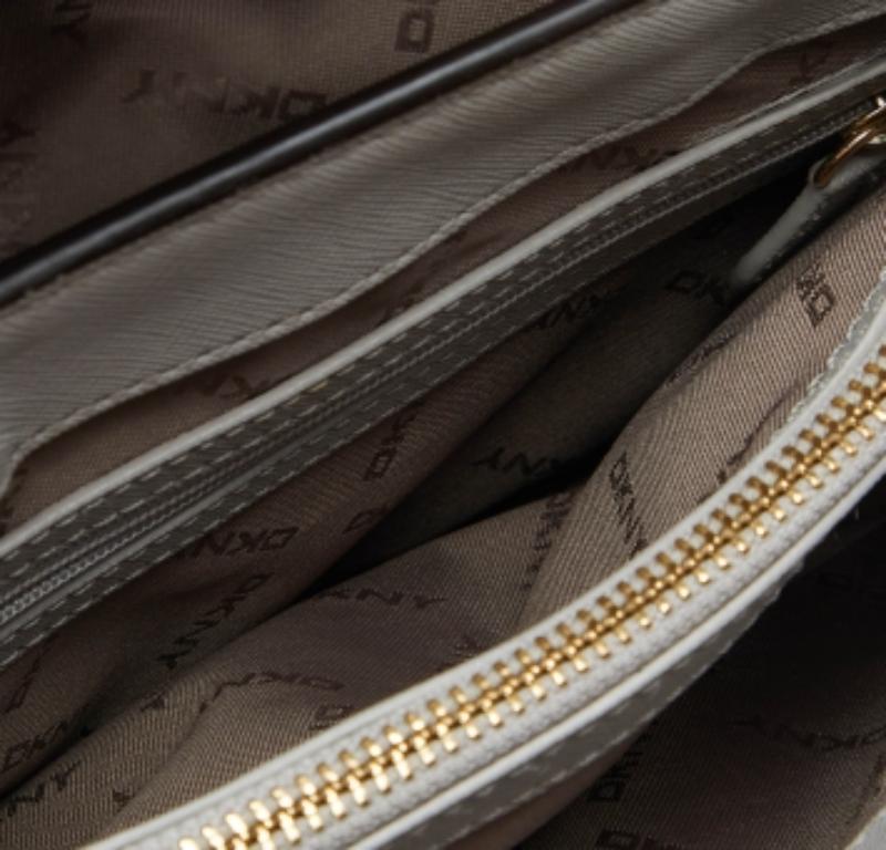 Donna DKNY Borsa a tracolla con patta in pelle grigia in vendita