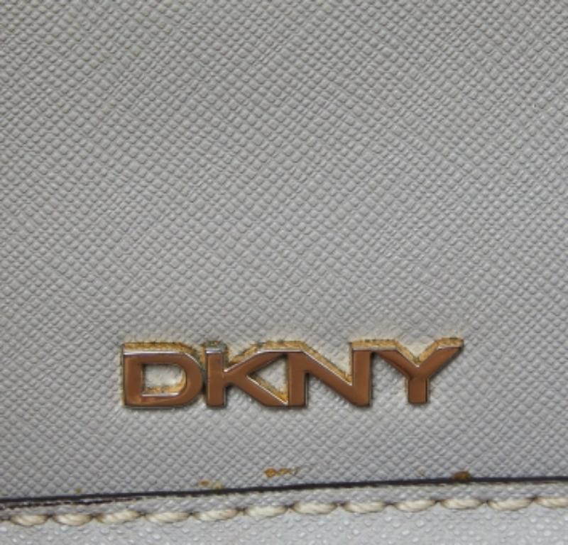 DKNY Borsa a tracolla con patta in pelle grigia in vendita 1