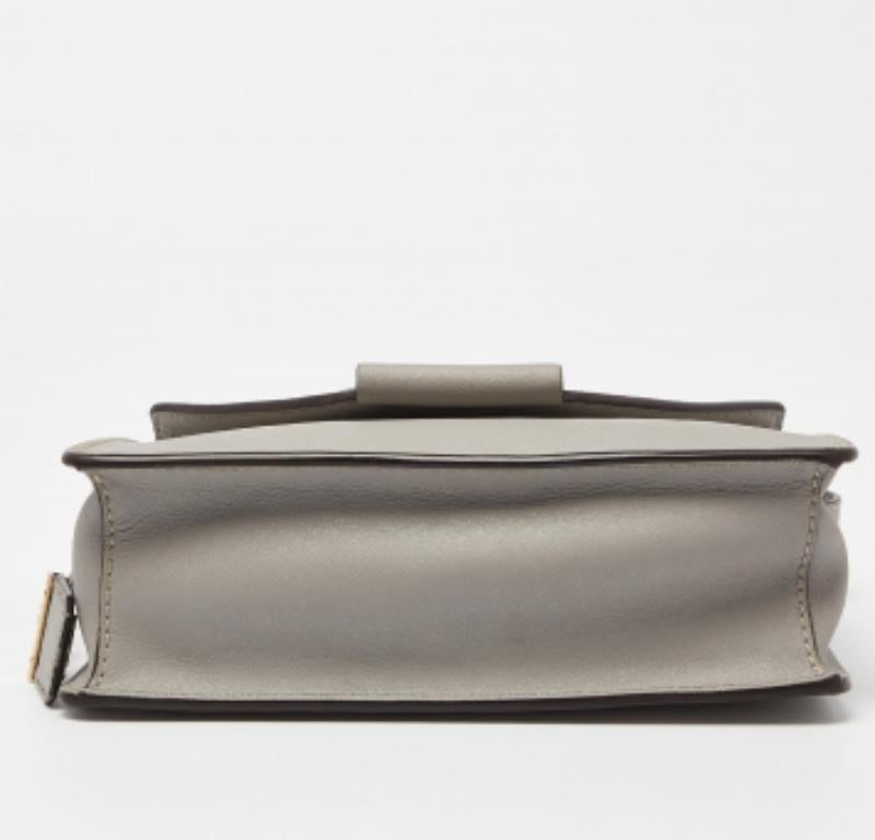 DKNY Borsa a tracolla con patta in pelle grigia in vendita 2
