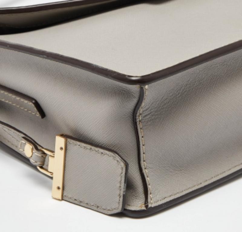 DKNY Borsa a tracolla con patta in pelle grigia in vendita 3