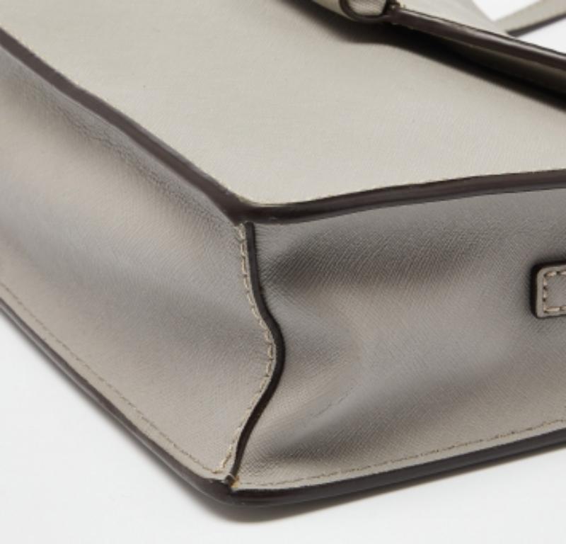 DKNY Borsa a tracolla con patta in pelle grigia in vendita 4