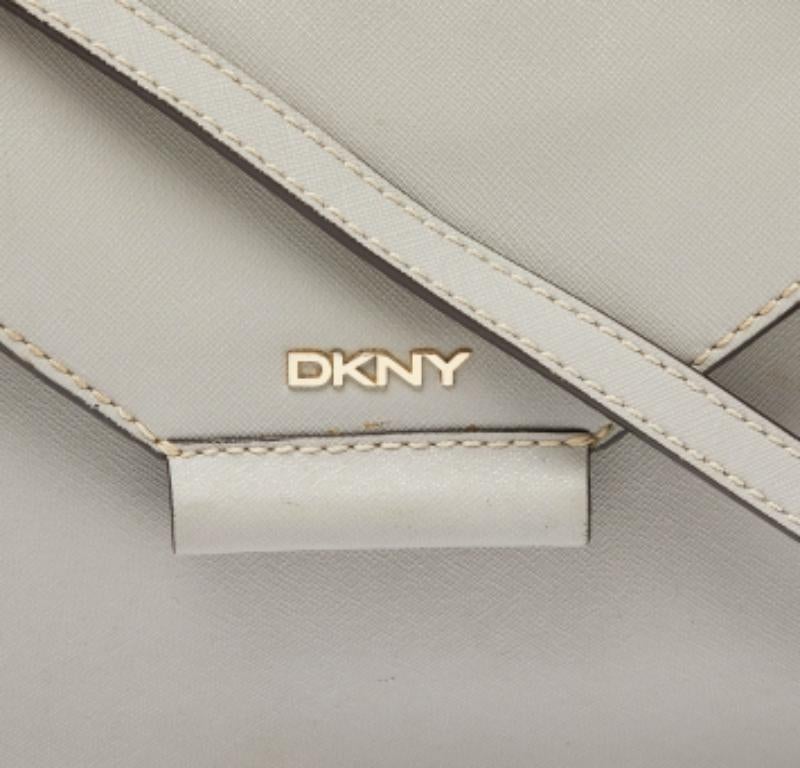 DKNY Borsa a tracolla con patta in pelle grigia in vendita 5