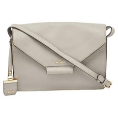 Bolso cruzado con solapa de piel gris de DKNY