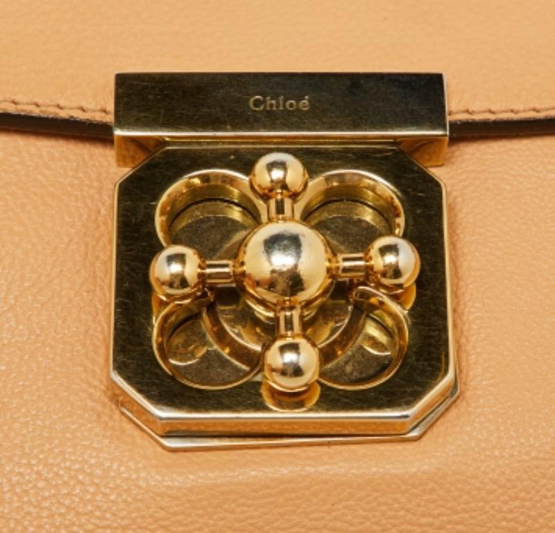 Designertaschen sind ideale Begleiter für viele Gelegenheiten! Hier haben wir ein mit Präzision gefertigtes Stück, das Mode und Funktionalität vereint. Er ist mit einem großzügigen Innenraum ausgestattet, in den alle wichtigen Dinge passen.