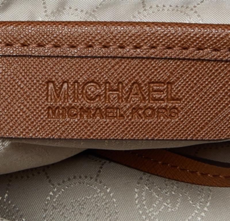 Este bolso de Michael Kors es precioso en muchos sentidos. Desde su diseño hasta su estructura, este precioso bolso de piel marrón desprende encanto y alta costura. Presume de dos asas de hombro para que puedas balancearte y un interior espacioso