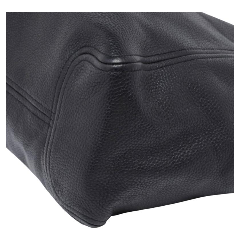 Des détails bien pensés, une qualité supérieure et une commodité quotidienne caractérisent ce sac de créateur pour femmes de MK. Le sac est cousu avec talent pour offrir un look raffiné et une finition impeccable.