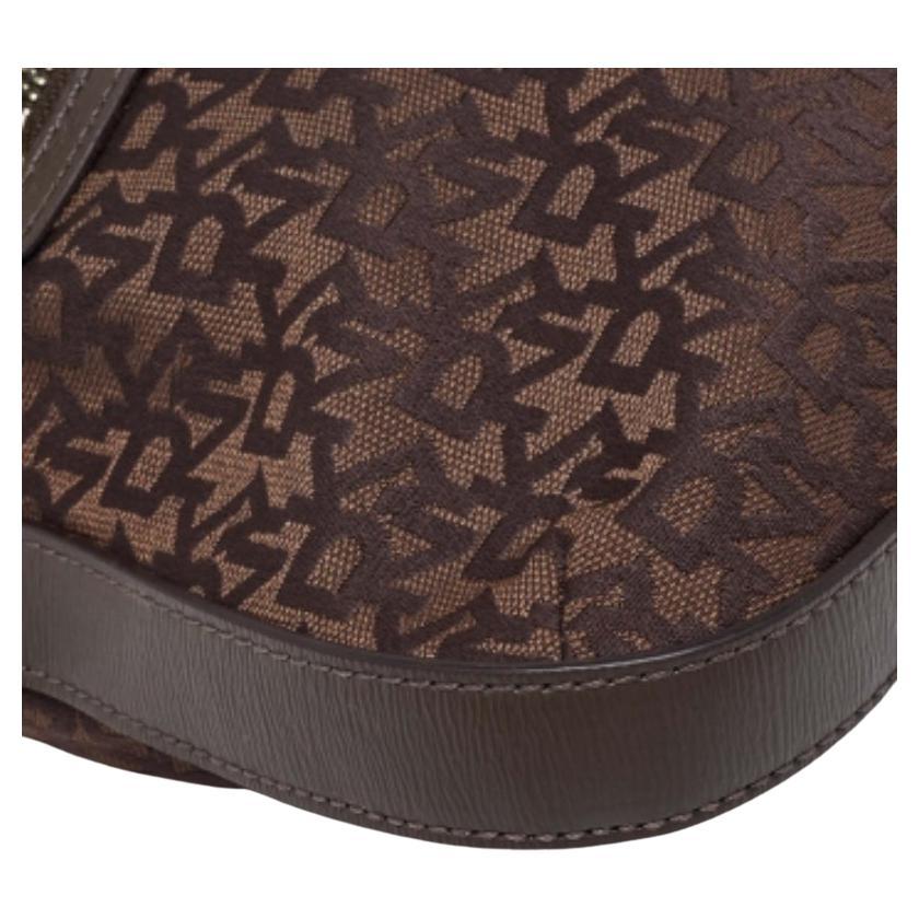 Esprimi il tuo stile personale con questa borsa crossbody di alta gamma. Realizzato con materiali di qualità, è stato arricchito con dettagli raffinati ed è perfettamente rifinito. L'abitacolo è ben spazioso.