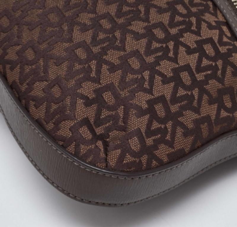 Nero Borsa a tracolla in pelle e tela Monogram marrone di Dkny in vendita