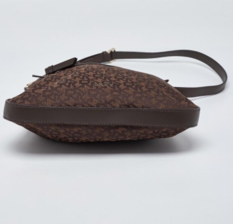 Donna Borsa a tracolla in pelle e tela Monogram marrone di Dkny in vendita