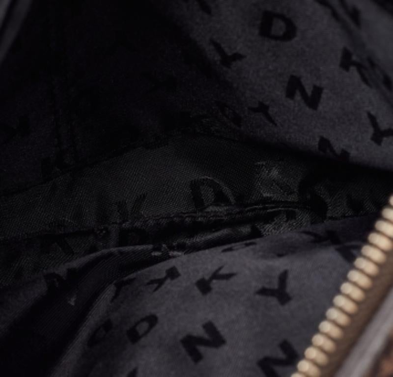 Borsa a tracolla in pelle e tela Monogram marrone di Dkny in vendita 2