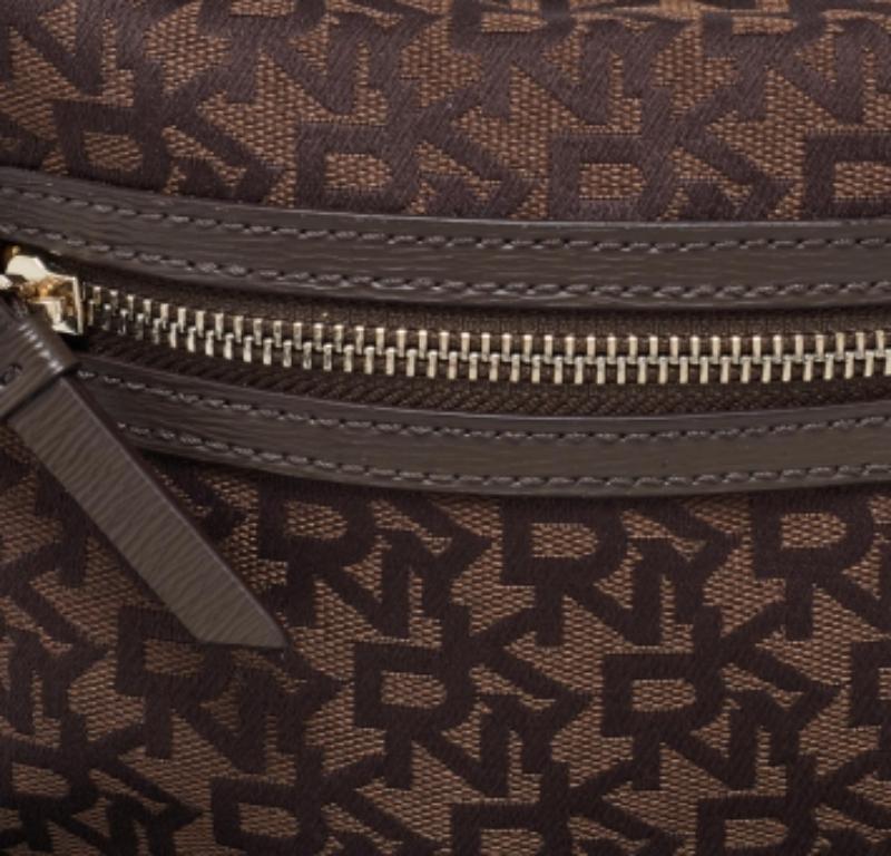 Borsa a tracolla in pelle e tela Monogram marrone di Dkny in vendita 4