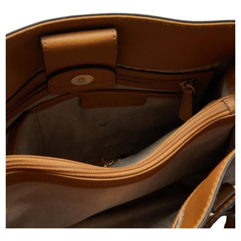 Designertaschen sind ideale Begleiter für viele Gelegenheiten! Hier haben wir ein mit Präzision gefertigtes Stück, das Mode und Funktionalität vereint. Er ist mit einem großzügigen Innenraum ausgestattet, in den alle wichtigen Dinge passen.
