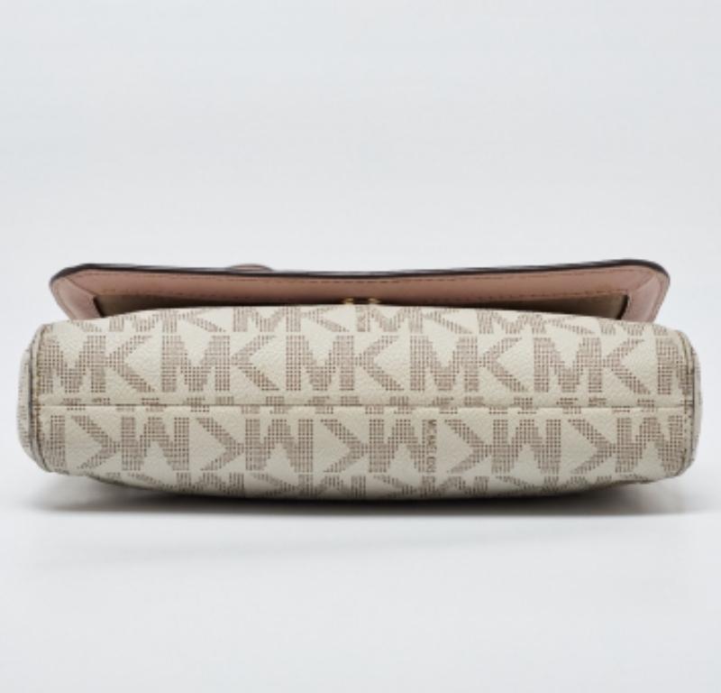 MICHAEL Michael Kors Ivory Signature Coates Canvas Crossbody Bag État moyen - En vente à Dubai, Al Qouz 2